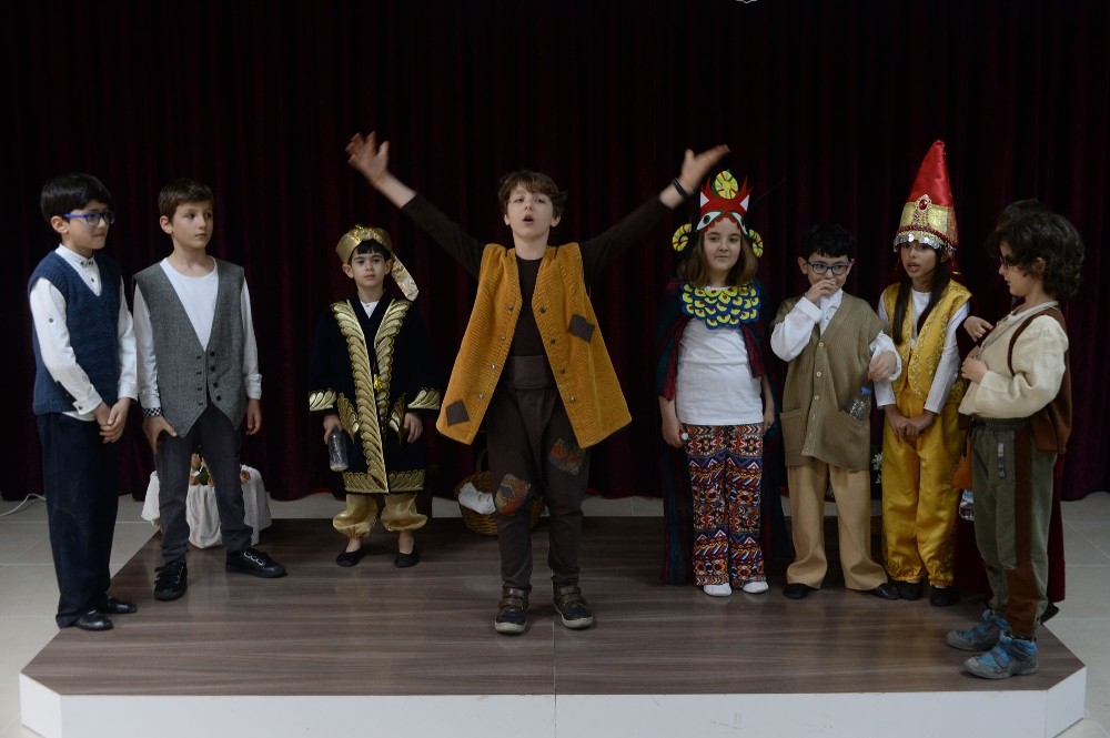 Minik tiyatroculardan drama gösterisi 