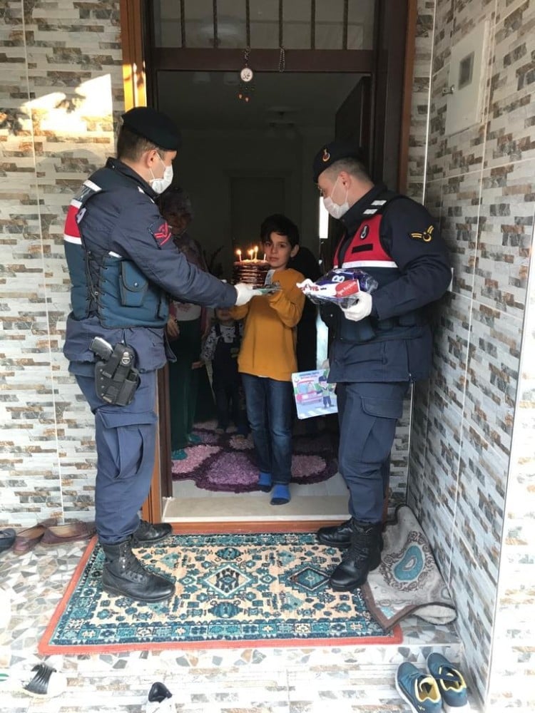 Minik Yağız Efe’nin doğum günü pastası jandarmadan 