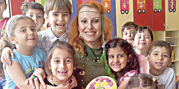 Minik yavrular bu militana mı emanet?