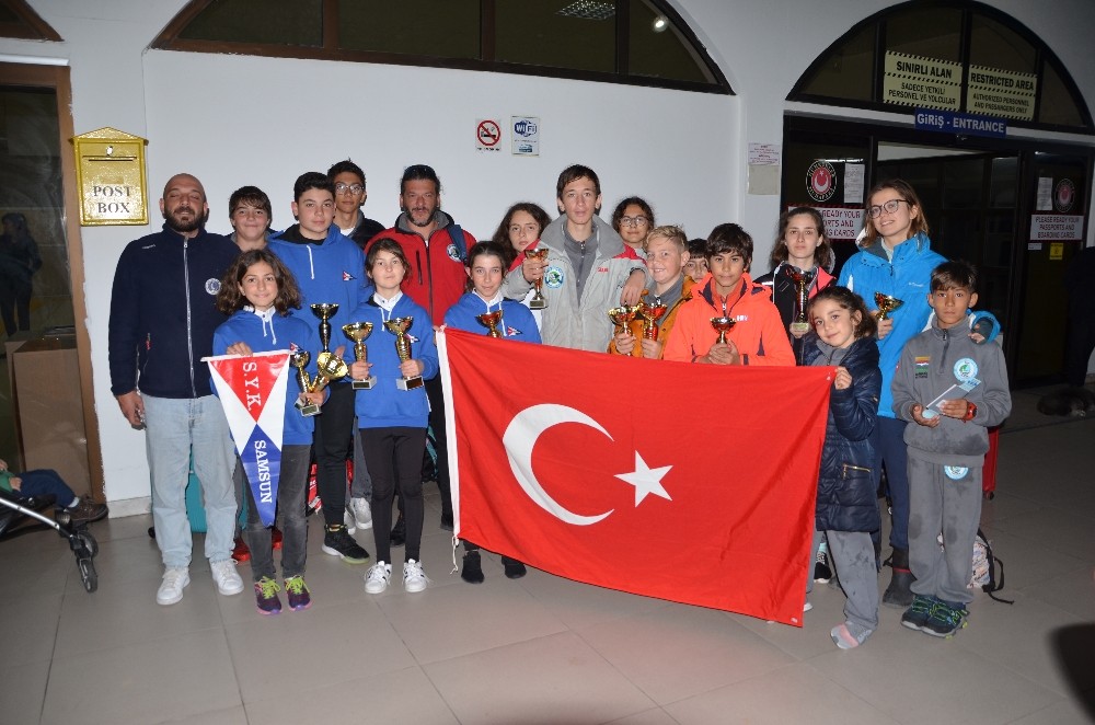 Minik yelkenciler yarışmadan kupalarla döndü 