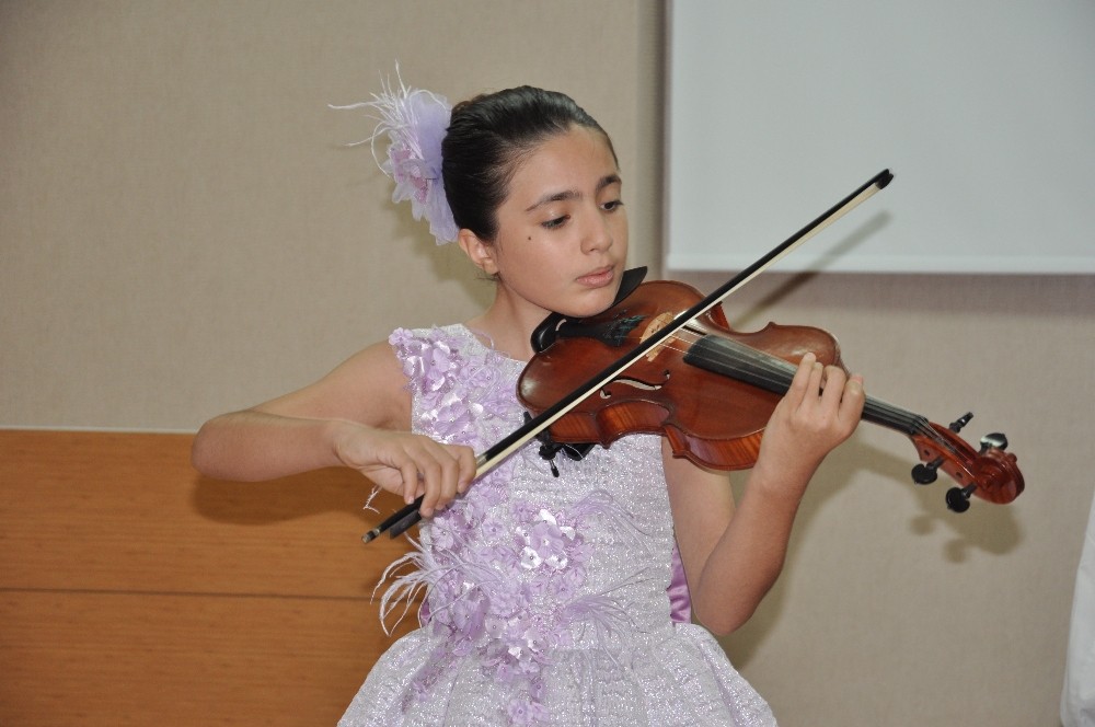 Minik yetenek seyircileri kendine hayran bıraktı 