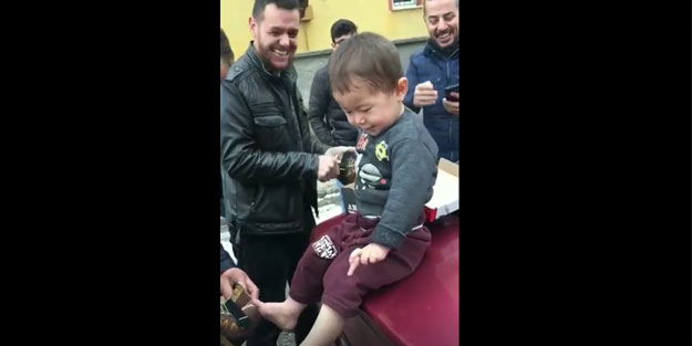 Minik yüreğin yeni ayakkabı sevinci! O gülümsedi, izleyenler ağladı...