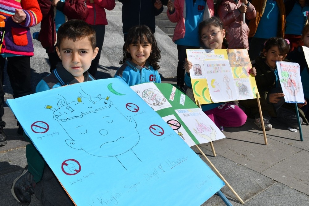 Minik yürekler ellerinde pankartlarla zararlı alışkanlıkları anlattı 