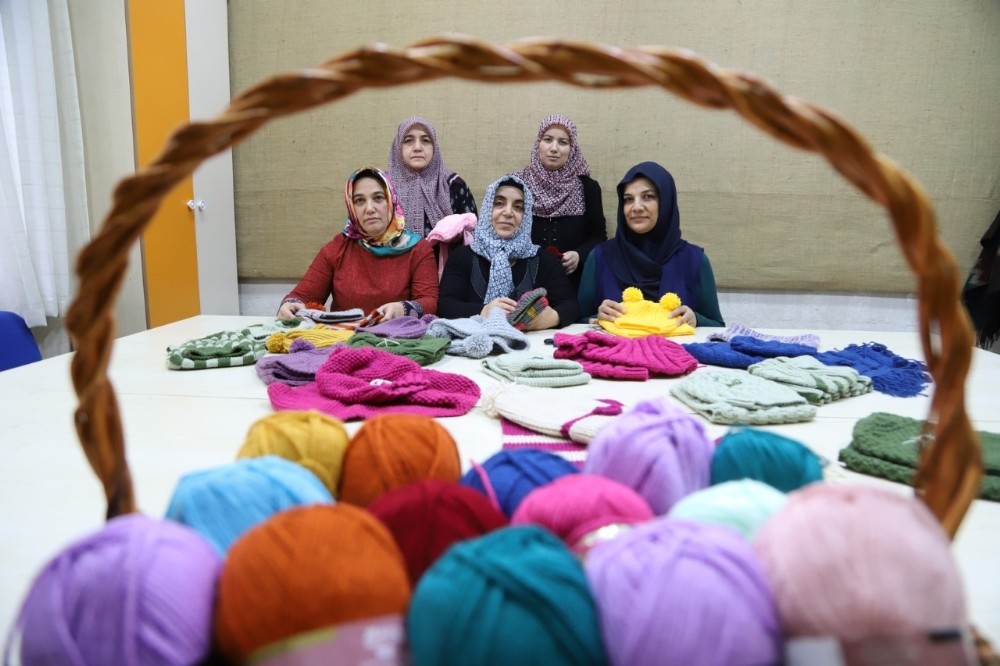 Minik yürekler üşümesin diye Nevşehirli kadınlar seferber oldu 