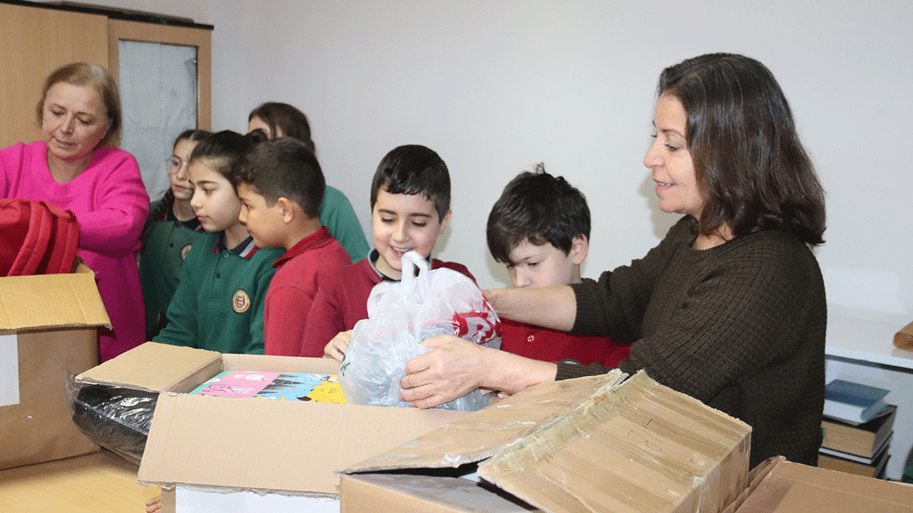 Minik yüreklerden büyük destek! Depremzede arkadaşları için yardım kolisi hazırladılar