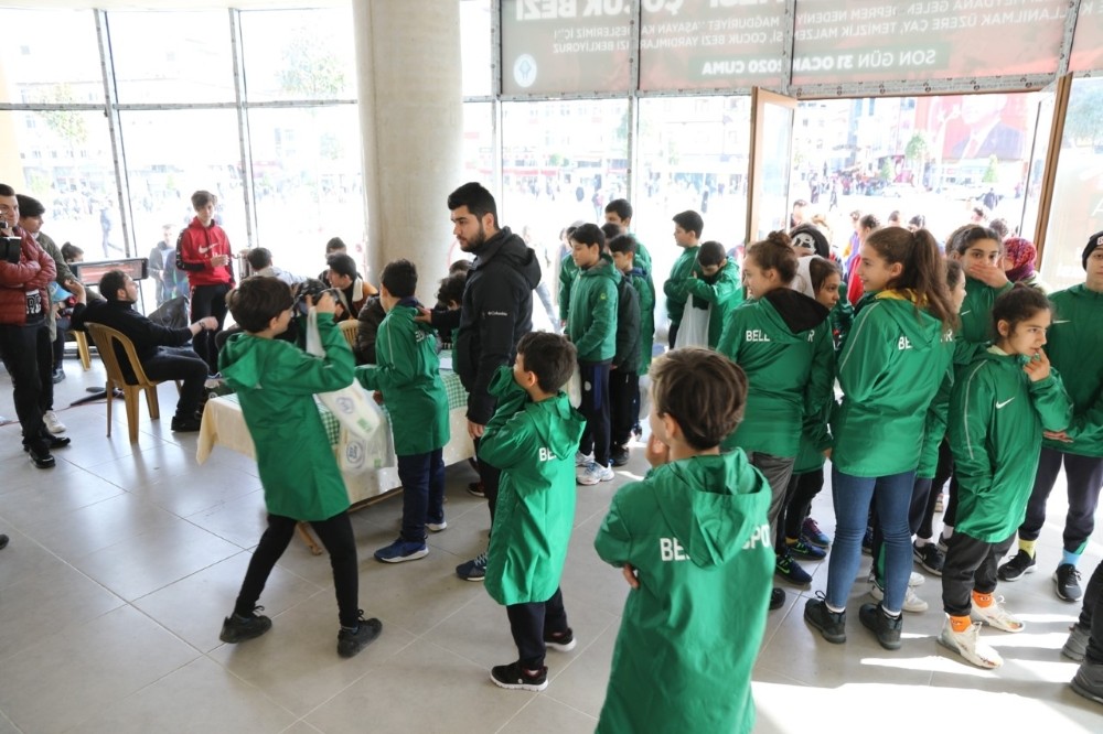 Minik yüreklerden Elazığ’a yardım 