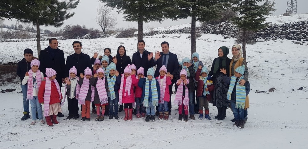 ‘Minik Yürekleri Isıtma Projesi’ ısıttı 