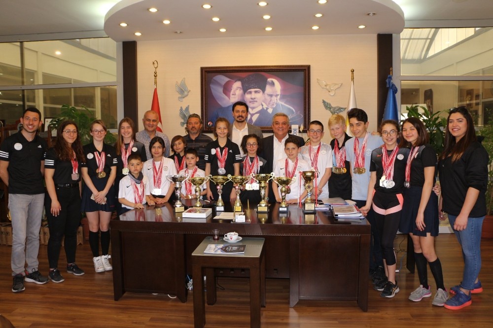 Minik yüzücülerden Başkan Kayalı’ya ziyaret 