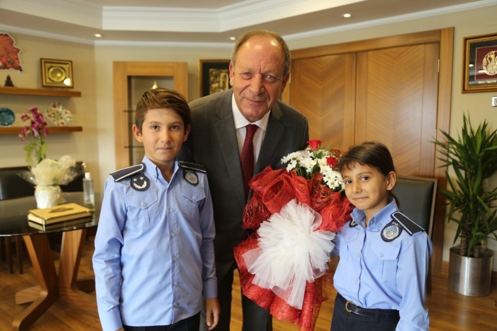 Minik zabıtalardan Başkan Oprukçu’ya sürpriz ziyaret 
