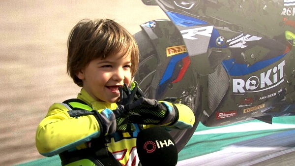 Minik Zayn, babasının izinde