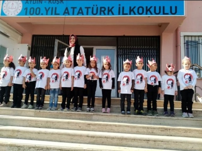 Minik Zeynep’in yüzünü polis ağabeyleri güldürdü 