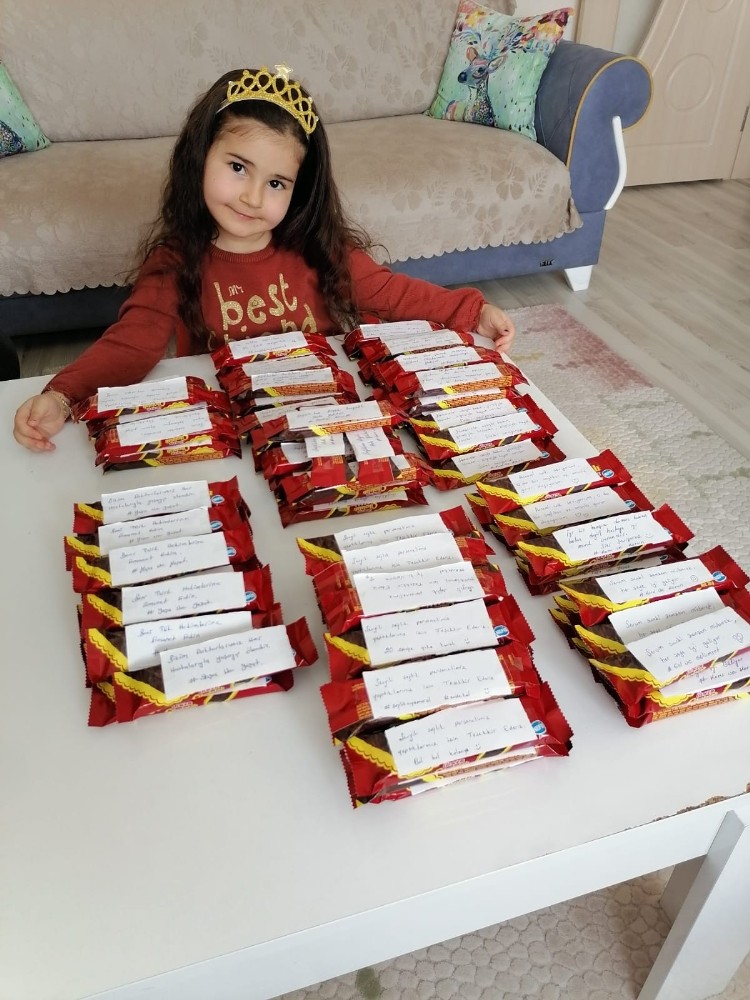 Minik Zeynep’ten hemşire annesine ve sağlık çalışanlarına anlamlı destek 