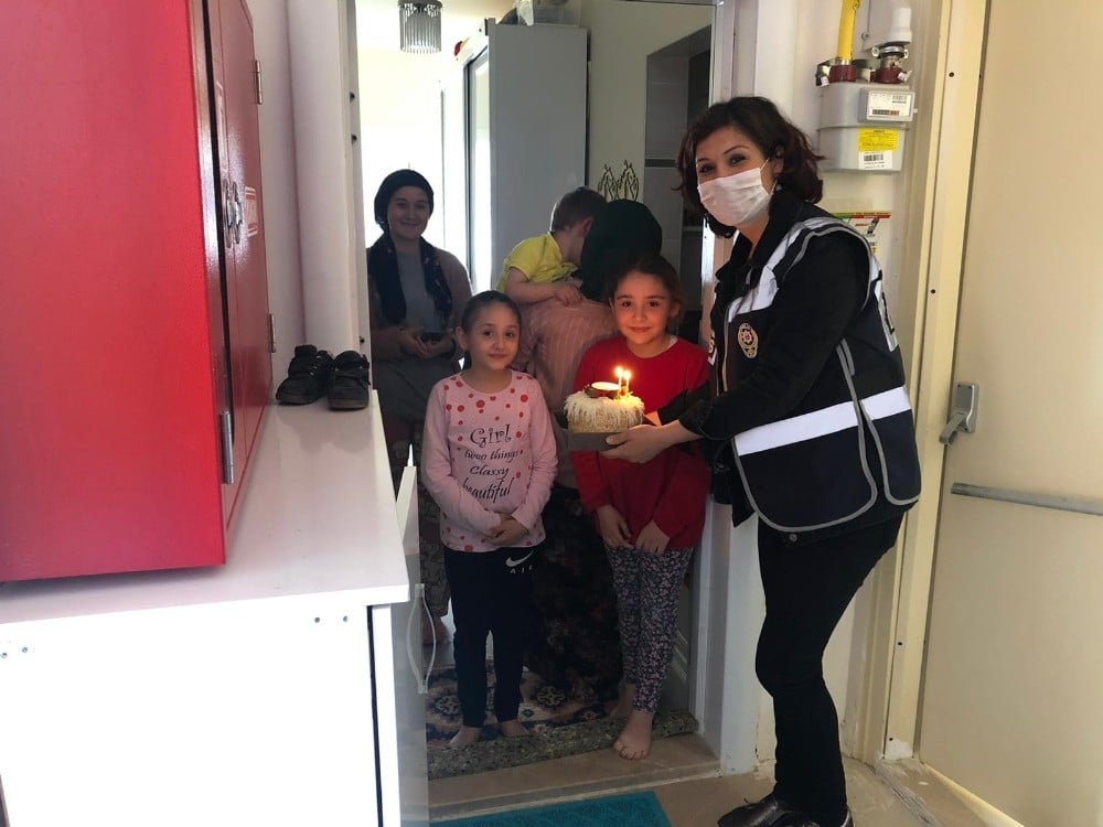 Minikler 155’i arayıp doğum günü pastası istedi 