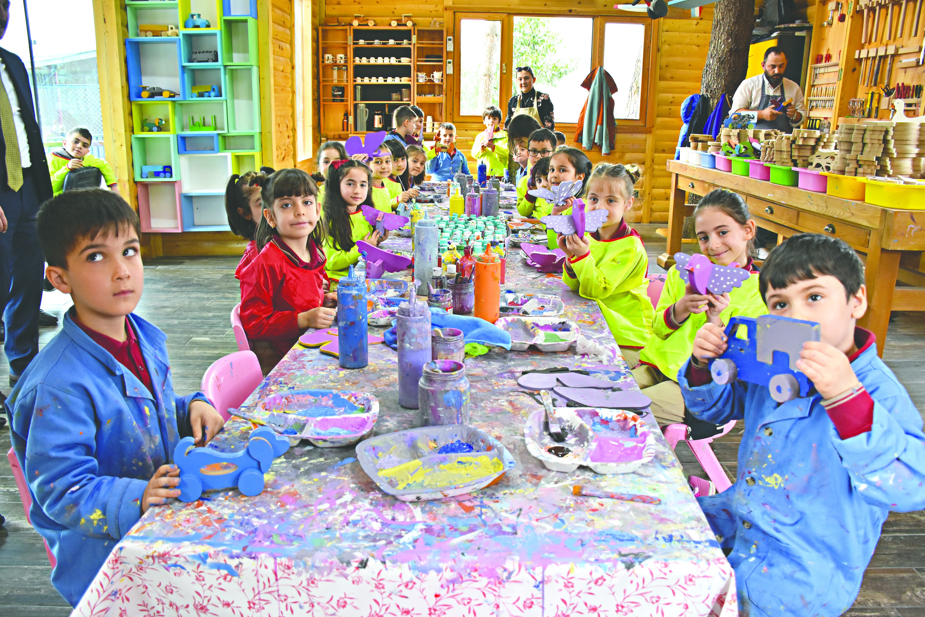 Minikler ahşap atölyede oyuncaklarını üretiyor