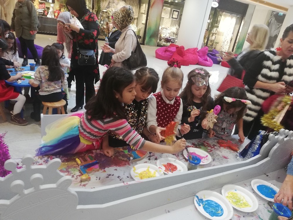 Minikler ahşap oyuncakları boyadı Yeni Akit