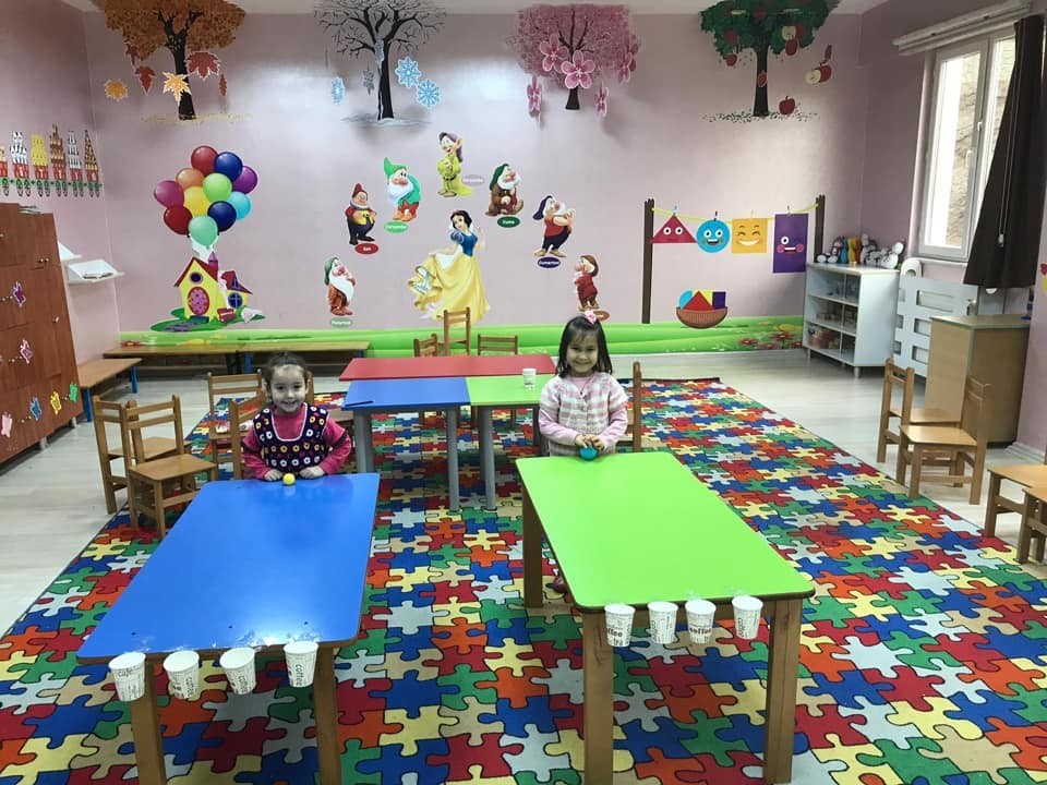 Minikler anneleri ile pasta yaptı 