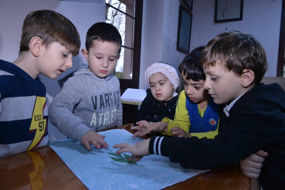 Minikler ebru sanatını öğrendi 