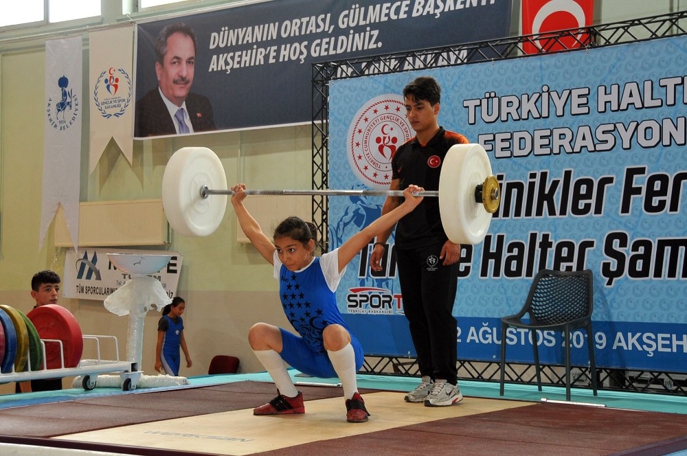 Minikler Ferdi Türkiye Halter Şampiyonası Akşehir’de başladı 