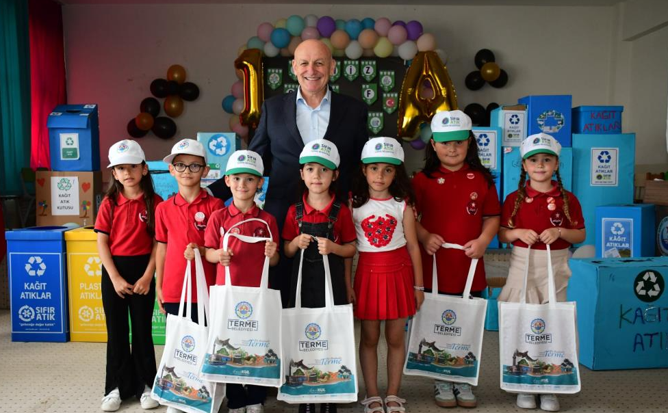 Minikler geri dönüşüm kutularıyla yarıştı