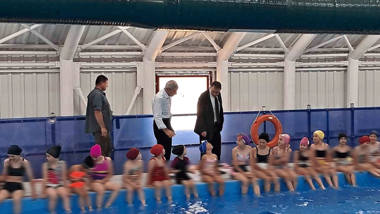 Minikler ilk kez havuzla buluştu! Yüzme sevinci gözlerinden okundu