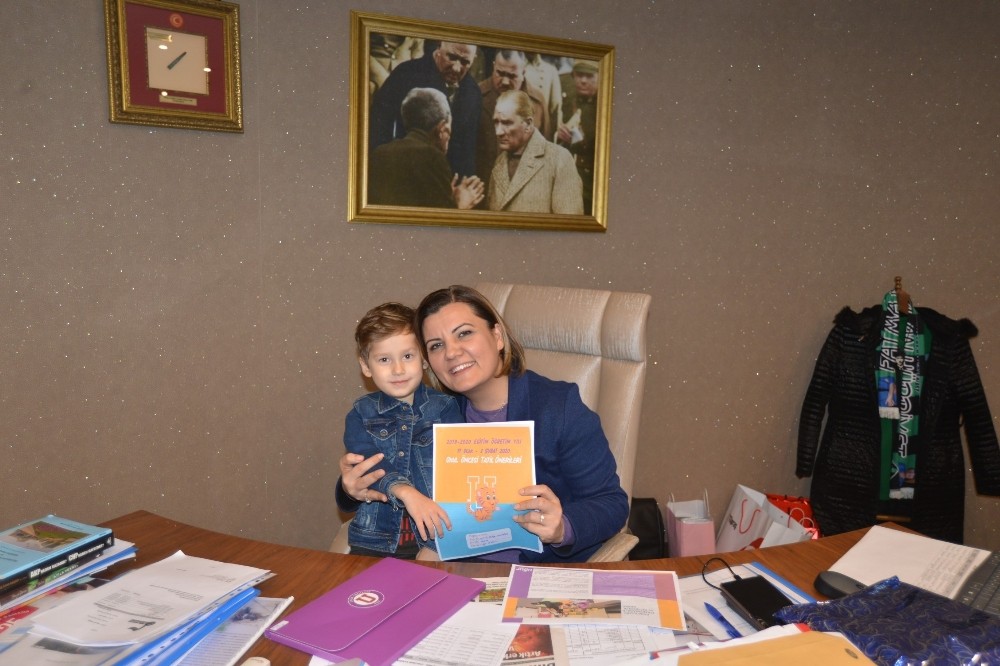 Minikler karne sevincini Başkan Hürriyet ile paylaştı 