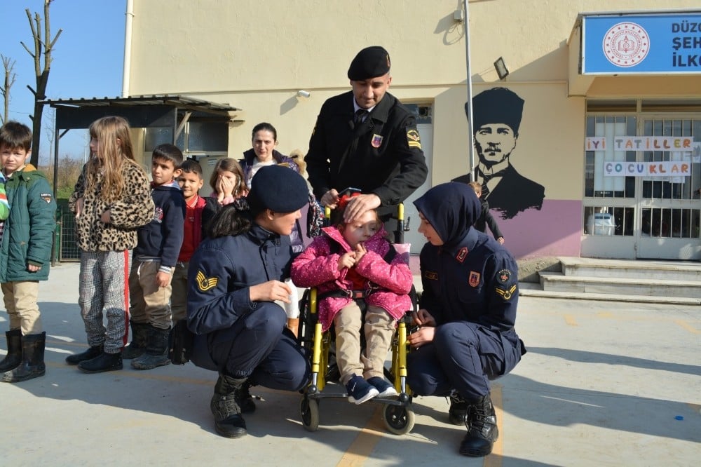 Minikler karnelerini jandarmanın elinden aldı 