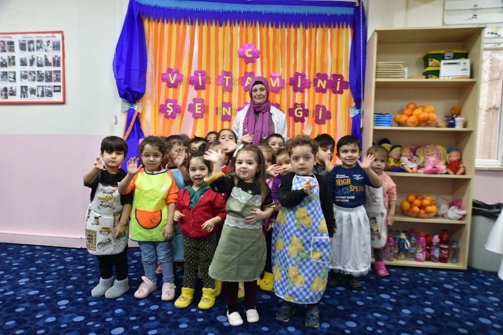 Minikler oyun odalarında portakal sıktı 