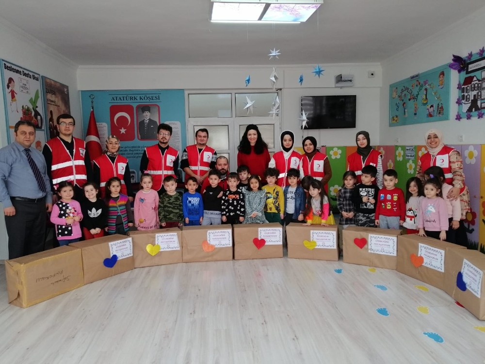 Minikler oyuncaklarını paylaştı 