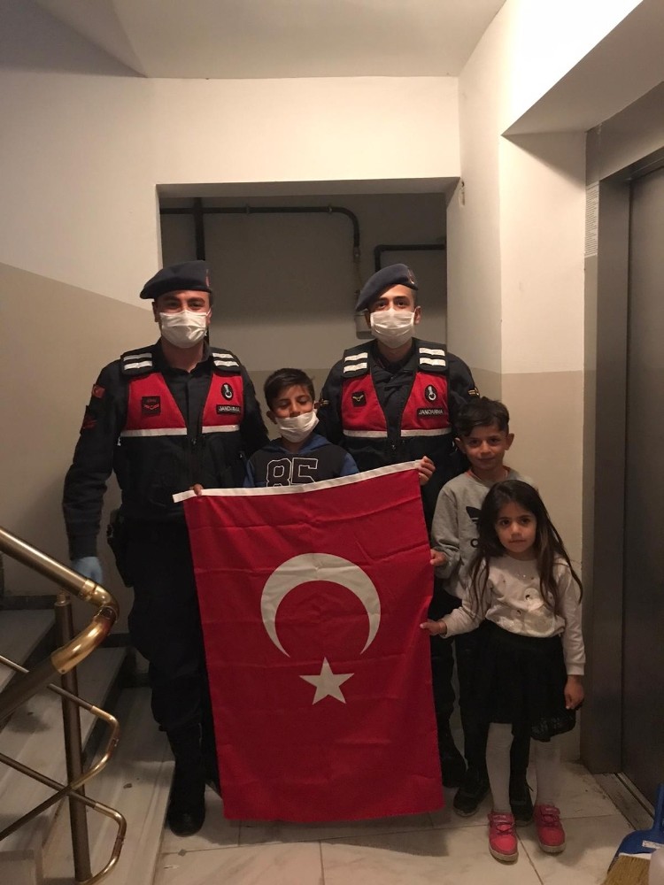 Minikler Türk bayrağı istedi, jandarma teslim etti 