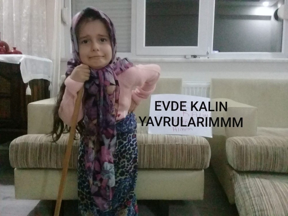 Minikler yaşlı kılığına girerek, ’Evde kal Türkiye’ mesajı verdi 