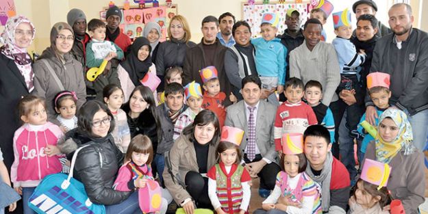 Minikler büyüklere Türkçe öğretiyor