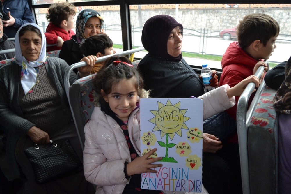 Miniklerden alkışlanacak hareket 