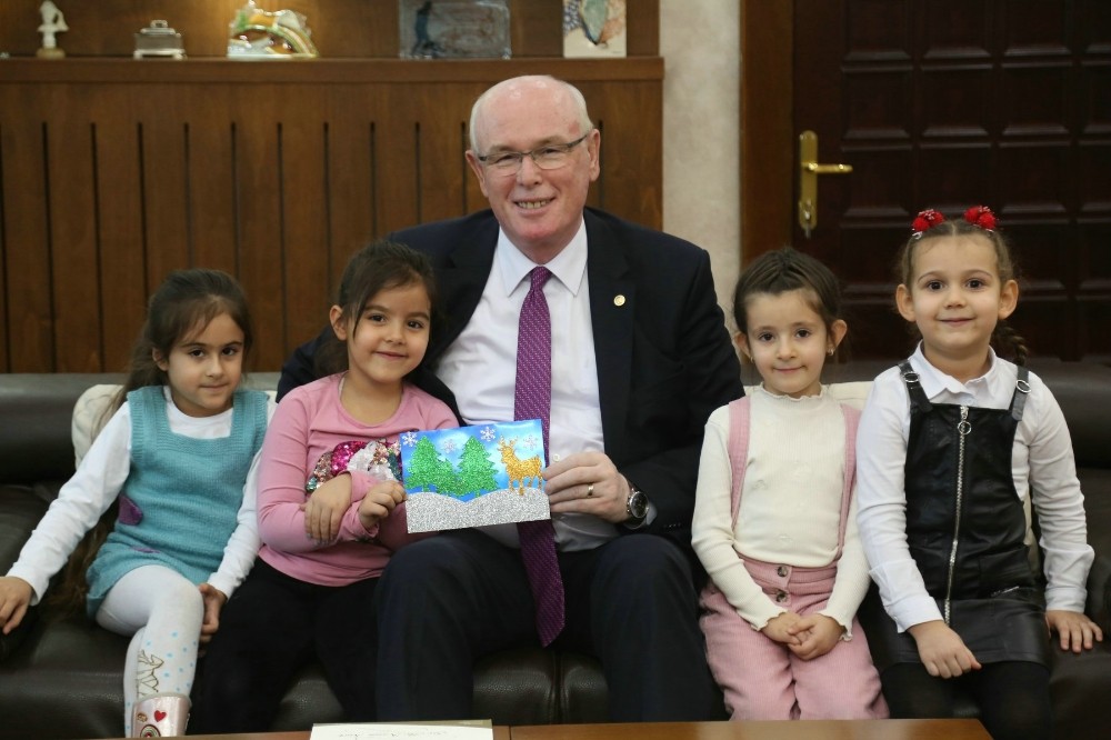 Miniklerden Başkan Kazım Kurt’a yılbaşı tebriği 