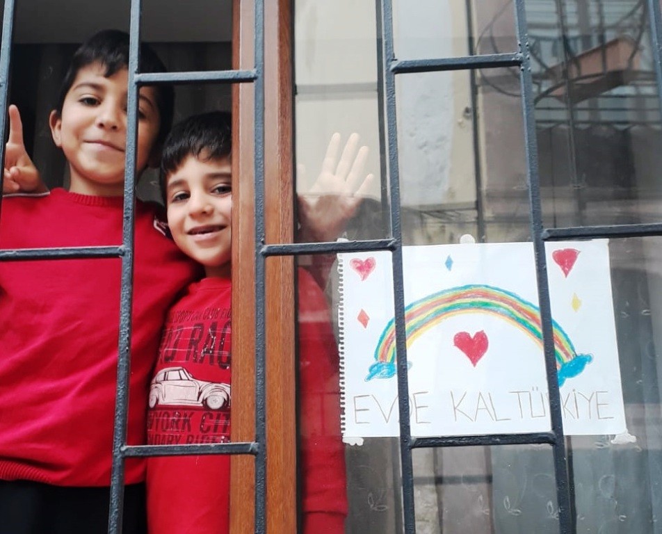 Miniklerden büyüklerine “Evde Kal” mesajı 