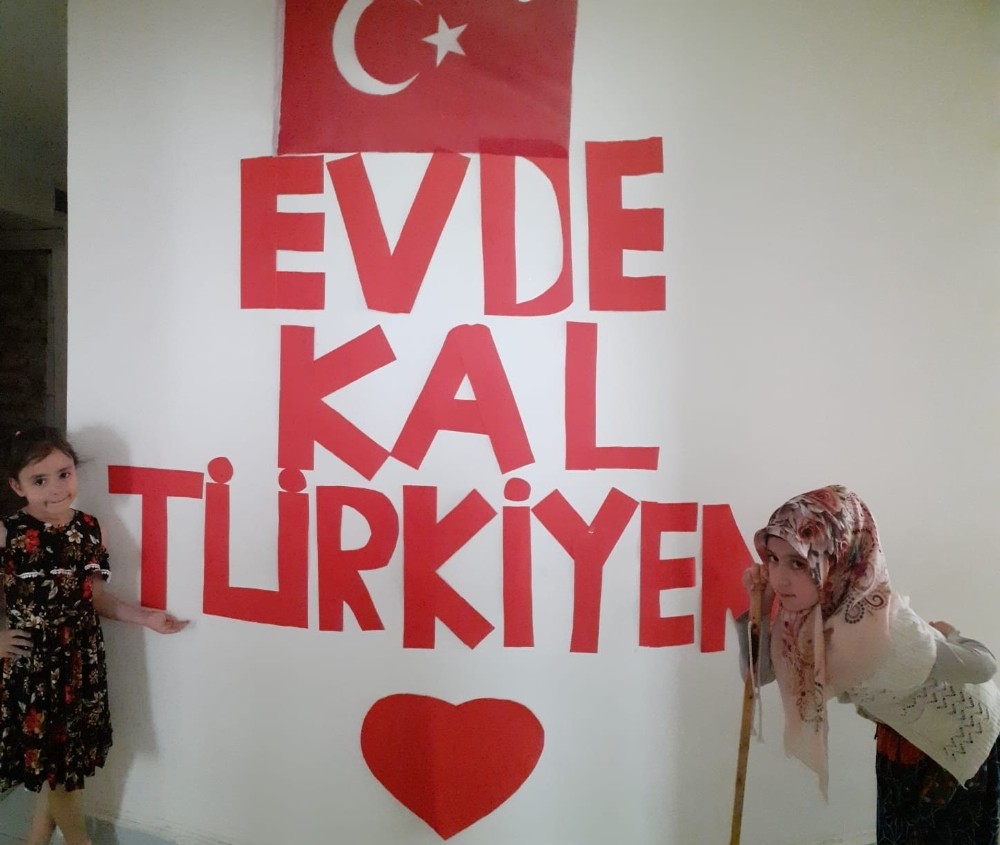 Miniklerden ’Evde Kal’ çağrısı 