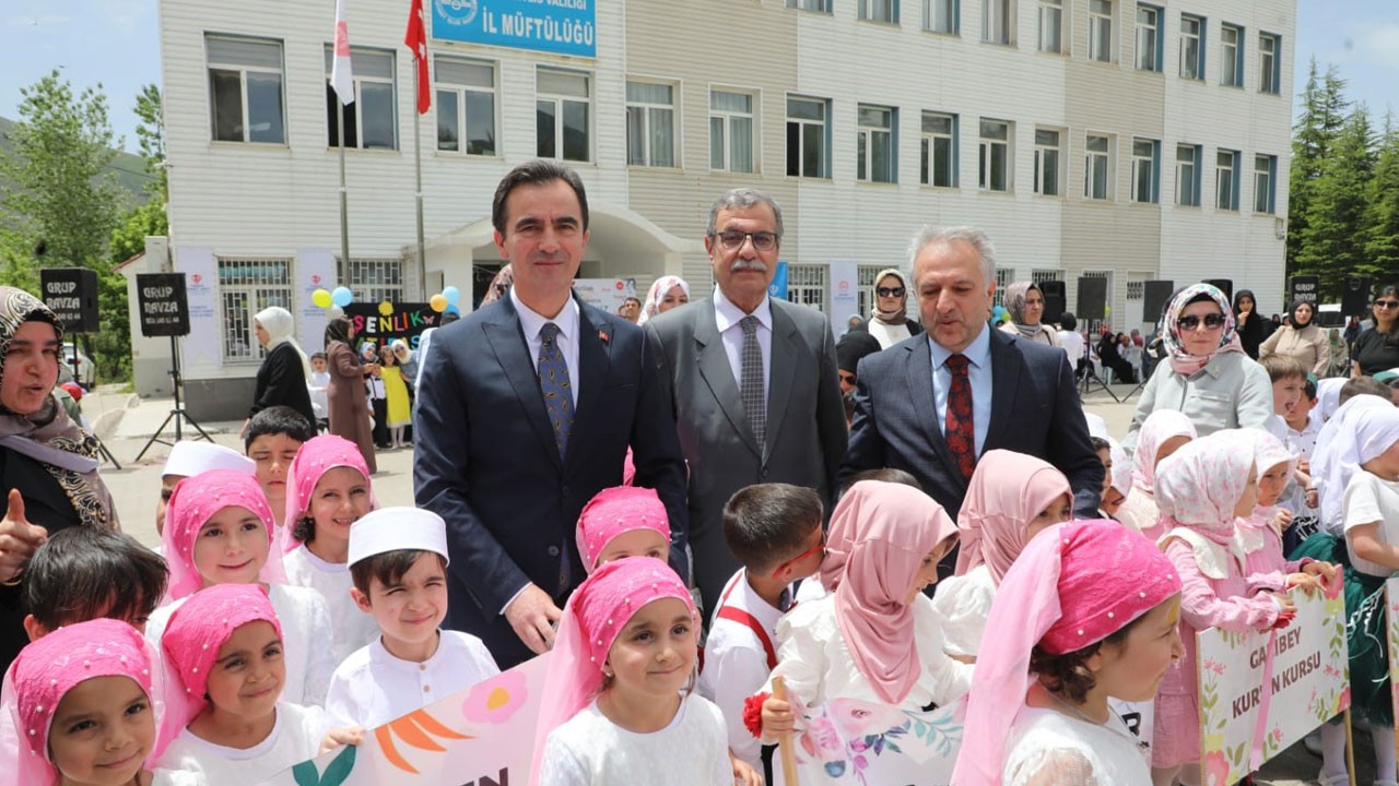 Miniklerden Kur’an kursu yıl sonu şöleni