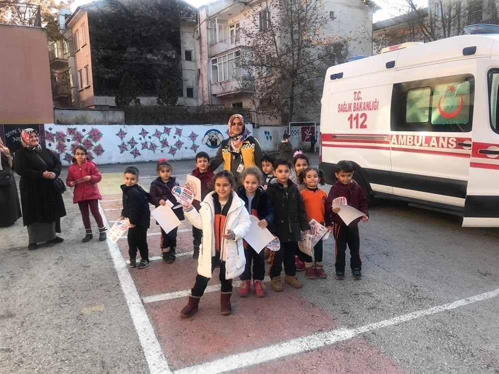 Miniklere ambulans tanıtıldı 