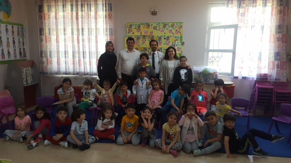 Miniklere aşının önemi anlatıldı, artık ‘Kim korkar aşıdan’ 