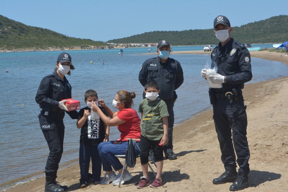 Miniklere polis amca ve ablalardan çikolata ikramı 