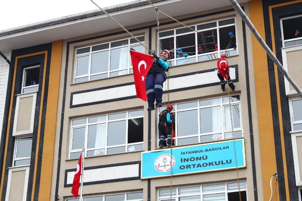 Miniklerin de katıldığı deprem tatbikatı gerçeği aratmadı 