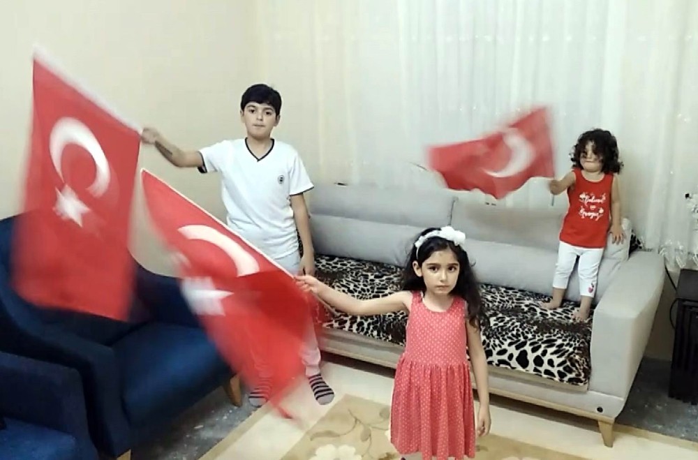 Miniklerin evde 19 Mayıs coşkusu 
