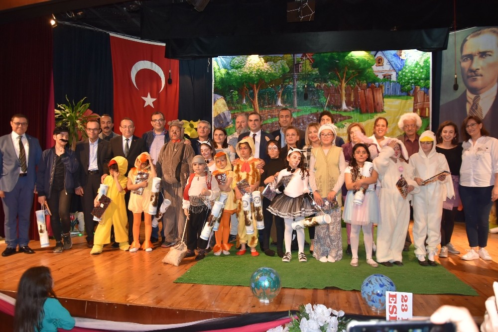 Miniklerin ‘Ormanda Şenlik Var’ oyunu ilgiyle izlendi 