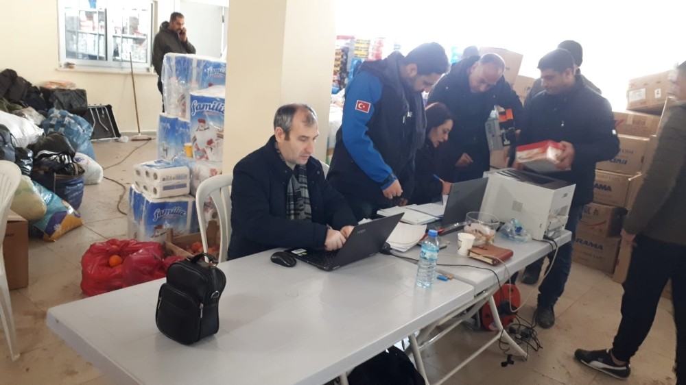 Miniklerin yardımlarını AFAD depremzedelere ulaştırıyor 