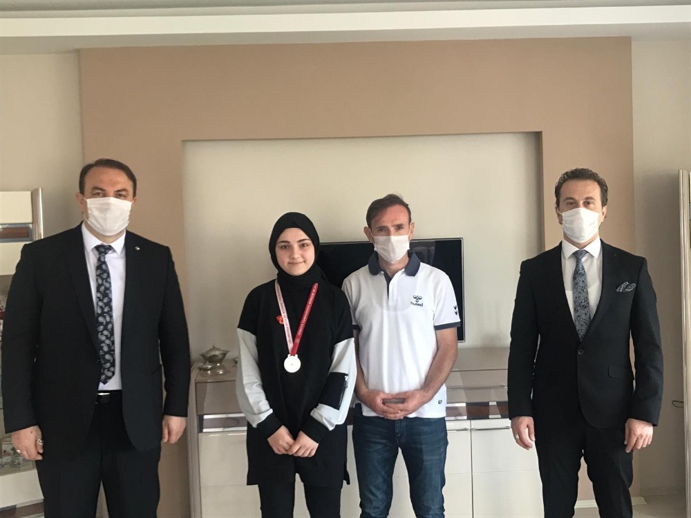 ‘Minnettarız’ yarışmasının Türkiye ikinci ödülünü ailesinin elinden aldı 