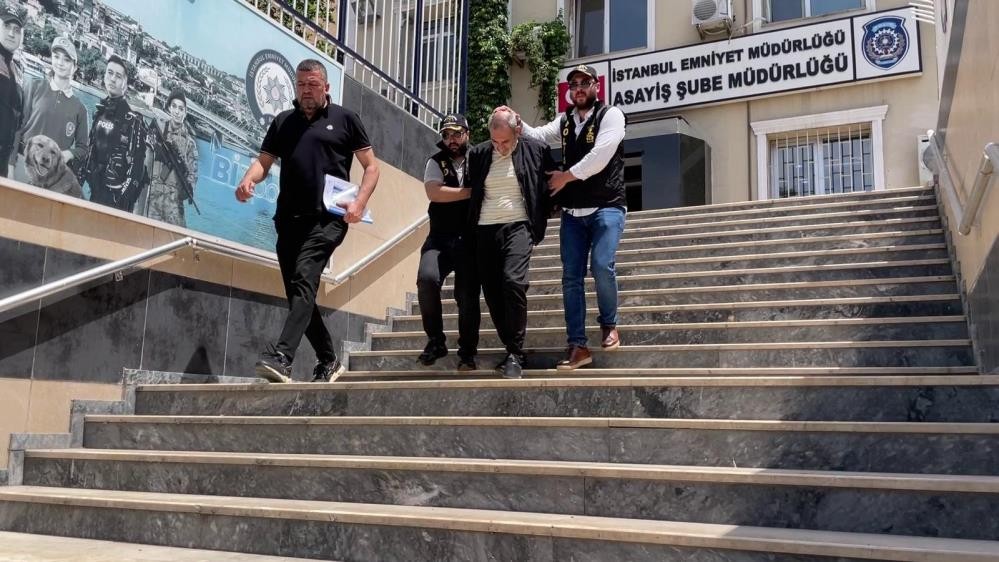 Miras yüzünden annesini ve kardeşini öldürdü!