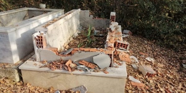 Mirası beğenmedi, annesinin mezarını parçaladı!