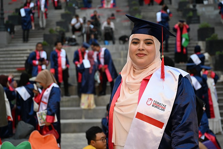Misafir öğrenciler diplomalarını aldı