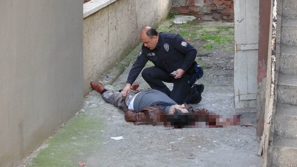 Misafir olduğu evin önünde kanlar içinde ölü bulundu 