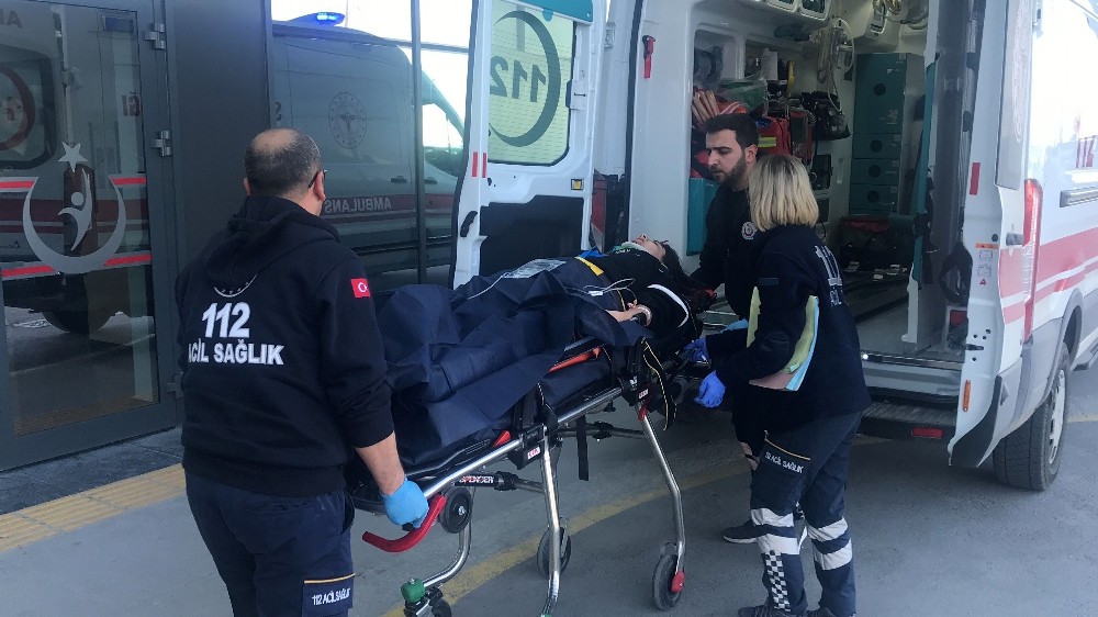 Misafirliğe geldiği evin 3’üncü katından düşen genç yaralandı 