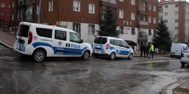 Misafirliğe gittiği evde av tüfeğiyle vuruldu